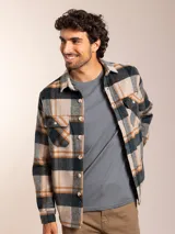 Camisa de franela a cuadros en tonos beige, verde oscuro y naranja, con corte regular fit, cuello clásico, cierre de botones frontales y dos bolsillos con solapa en el pecho.