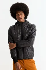 Campera puffer negra con capucha, cierre frontal completo y puños elásticos. Diseño acolchado horizontal.
