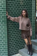 Falda pantalón de tiro medio con diseño de volantes en el ruedo y detalle de frunces en la cintura. Cierre lateral oculto.