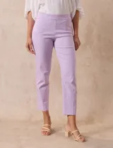 Pantalón recto color verde esmeralda de gabardina elastizada, marca Zac & Rachel. Pretina ancha con faja interna modeladora. Delantera con bolsillos simulados. Trasera con bolsillos ojal.