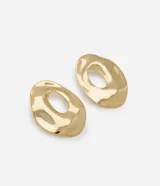 Par de caravanas medianas de metal con baño light gold, presentando un diseño orgánico y pulido con un agujero central (cutout).