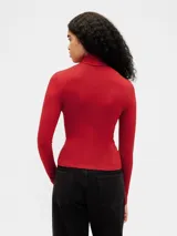 Remera de manga larga con cuello alto tipo polera, confeccionada en tejido suave y ajustado al cuerpo.