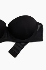 Soutien balconette negro de microfibra y malla, con copas formadas y con relleno, aros, y laterales de tejido transparente.