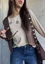 Remera beige de algodón con detalle de bordado floral en el pecho en tonos marrones y crudos.