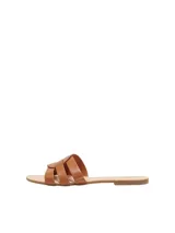 Sandalias planas Only de efecto cuero color marrón, con diseño de tiras cruzadas en el empeine, punta almendra y suela de caucho termoplástico.