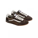 Championes Vans modelo Super Lowpro, de perfil bajo, confeccionados en gamuza marrón con detalles en cuero blanco. Presentan la clásica franja lateral de la marca, cordones blancos y suela de goma dentada.