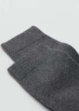 Calcetines de caña media confeccionados en una mezcla suave de lana y cashmere, con textura acanalada y diseño elástico.