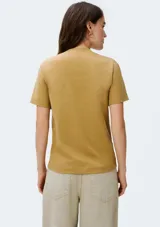 Camiseta de manga corta con cuello redondo, confeccionada en algodón de alta calidad con un corte clásico y versátil.