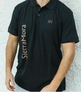 Remera tipo polo azul con detalles en beige y logo bordado en el pecho.