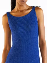 Vestido midi sin mangas confeccionado en punto jersey de tejido italiano con hilo Lurex en dos colores que aporta brillo sutil. Presenta escote bote redondeado y aberturas laterales.