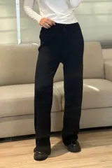 Pantalón tipo palazzo de tejido de punto, color gris melange, con cintura elástica ajustable mediante cordón y detalle de franjas laterales acanaladas.