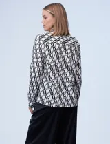 Camisa estampada blanca y negra, marca Alexander Jordan. Cuello con solapa y abertura central con botones ocultos.