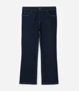Pantalón de jean corte recto, color azul oscuro, con cintura fija, trabillas para cinturón, bolsillos funcionales y cierre frontal con botón y cremallera.
