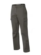 Pantalón cargo de hombre, color gris oscuro, confeccionado en mezcla de algodón con elastano. Presenta bolsillos laterales con solapa y bolsillos delanteros tipo ojal.