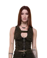 Top tipo corset de denim elástico con lavado artesanal efecto marmolado. Presenta cierre frontal metálico, escote en V con detalle de puente y costuras de entalle que definen la silueta. Posee tiras anchas y espalda estilo musculosa, con un largo a la cintura.