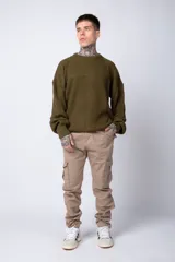 Pantalón cargo color beige, con bolsillos laterales tipo cargo con solapa y cierre de botón, corte recto y ajuste cómodo.