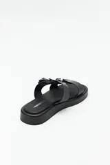 Sandalia tipo slide de plataforma, color marrón, con dos tiras anchas ajustables con hebillas metálicas doradas.