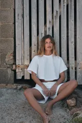 Camiseta gris con efecto lavado, cuello redondo con ribete y mangas cortas tipo capa.