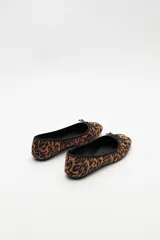 Balerinas con estampado animal print, moño decorativo y suela acolchada.