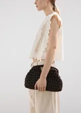 Top blanco de algodón con cuello redondo, detalles bordados, inserciones de encaje y terminaciones festoneadas en mangas y ruedo.