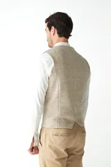 Chaleco sastrero masculino de lana color beige, con forro y bolsillos delanteros.