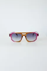 Lentes de sol con armazón de policarbonato negro de diseño geométrico con doble puente. Cuentan con protección UV400.
