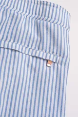 Short de baño celeste con rayas verticales blancas y logo bordado en negro en la pierna derecha.