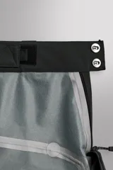 Pantalón deportivo técnico de esquí con tres capas y membrana impermeable. Presenta cintura ajustable, bolsillos frontales con cremalleras termoselladas, aberturas de ventilación laterales, bajos ajustables con refuerzos, polainas interiores y sistema de rescate RECCO integrado.