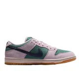 Championes Nike SB Dunk Low Pro con diseño en gamuza, combinando tonos rosados, verde oscuro y el swoosh en color azul oscuro. Cuenta con suela de goma color miel y amortiguación Zoom Air en el talón.