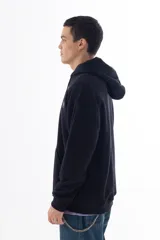 Buzo hoodie negro con logo VERNAL iridiscente en el pecho y capucha doble.