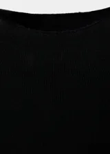 Sweater de punto fino color negro, con cuello perkins, diseño entallado y manga larga.