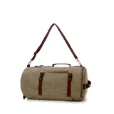 Bolso mochila de diseño cilíndrico confeccionado en tela canvas color verde oliva con detalles en cuero marrón. Cuenta con múltiples compartimentos, correas ajustables ocultables para usar como mochila, asas de mano y correa de hombro, con cierre vertical principal.