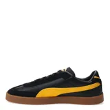 Championes urbanos Puma modelo Club II Era, color negro con detalles en blanco y suela de goma color marrón. Confeccionados en una combinación de cuero y gamuza, presentan el logo de la marca en dorado en el lateral.