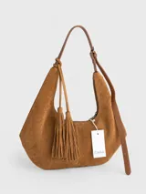 Cartera tipo hobo de textura símil gamuza color marrón, con asa regulable y detalle de flecos desmontables. Cuenta con cierre superior y diseño flexible.