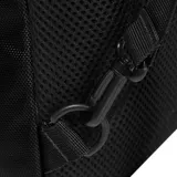 Bolso tipo bandolera o sling bag Caterpillar, color negro, con correa ajustable para el hombro. Presenta un compartimento principal con bolsillos internos y un bolsillo frontal con cremallera y presillas tipo MOLLE. Incluye un llavero colgante amarillo con el logo de Caterpillar.