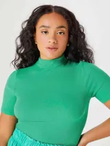 Camiseta verde claro de tela acanalada, con cuello alto y mangas cortas.