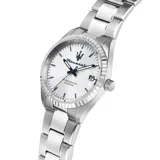 Reloj Maserati Competizione con caja de acero inoxidable plateada de 43mm, dial plateado con detalles en azul y brazalete de acero inoxidable plateado. Cuenta con movimiento de cuarzo Miyota 2415, ventana de fecha y cristal mineral resistente. Es resistente al agua hasta 100 metros.