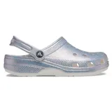 Zuecos Crocs Classic Glitter II plateados con brillo holográfico, orificios de ventilación, correa pivotante en el talón y plantilla moldeada de espuma Croslite.