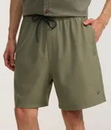 Short de baño marrón con cintura elástica con cordón de ajuste y bolsillos laterales.