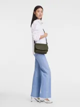 Bandolera Longchamp Le Foulonné XS de cuero color verde oliva, con correa ajustable y cierre con solapa.