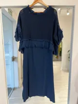 Vestido midi azul marino, de corte recto y mangas cortas, con diseño superpuesto que combina tela de red transparente en la parte superior y detalles de flecos.