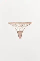 Tanga de tiro medio confeccionado en tejido mesh con bordados florales a tono y cintura elástica.