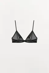 Bralette triangular de diseño minimalista confeccionado en tejido de poliamida semitransparente. Presenta escote en pico, tirantes finos ajustables y cierre posterior con gancho metálico.