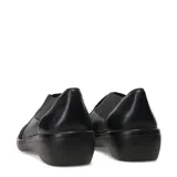 Zapatos casuales de mujer color negro, confeccionados en cuero con paneles elásticos cruzados en el empeine para un ajuste cómodo. Presentan una suela de plataforma baja y diseño sin cordones.
