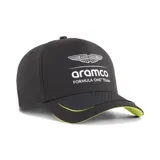 Gorra tipo baseball negra con el logo de Aston Martin y Aramco Formula One Team bordado en blanco en el frente. Presenta detalles en color verde lima en el borde de la visera y una textura cuadriculada en la parte superior de la misma.