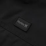Campera negra de estilo casual con capucha, cierre frontal de botones a presión y bolsillos superiores con solapa. Presenta un forro interior a cuadros y un parche con el logo de la marca en el pecho.