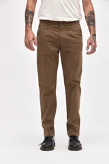 Pantalón tipo chino de gabardina color marrón, con corte slim, bolsillos laterales y pretina con elástico.