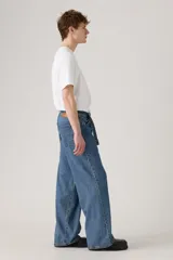 Pantalón de jean celeste de corte amplio, con cintura alta y diseño de cinturón incorporado.