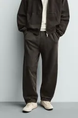 Pantalón jogger balloon fit de hombre, color negro con efecto lavado, confeccionado en algodón con interior afelpado. Cuenta con cintura elástica, bolsillos laterales y detalle de bolsillos traseros.