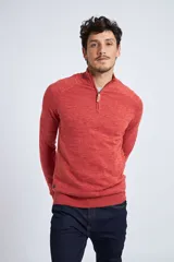 Buzo gris jaspeado de tejido de punto, con medio cierre frontal, cuello alto, manga larga y logo en goma. Corte regular.